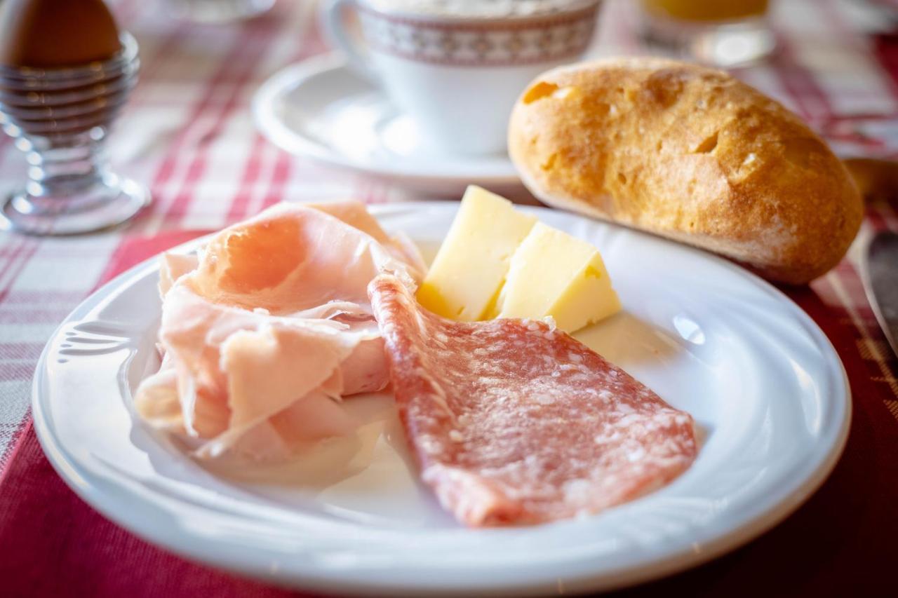 Hotel & Ristorante Serenella ブレウイル・チェルヴィナイア エクステリア 写真
