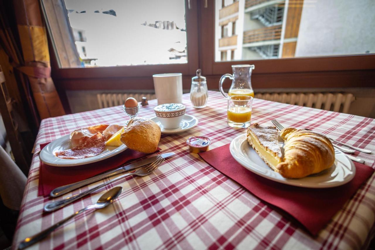 Hotel & Ristorante Serenella ブレウイル・チェルヴィナイア エクステリア 写真