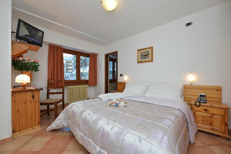 Hotel & Ristorante Serenella ブレウイル・チェルヴィナイア エクステリア 写真